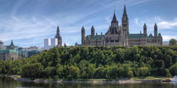 Image panoramique de la Colline du Parlement à Ottawa