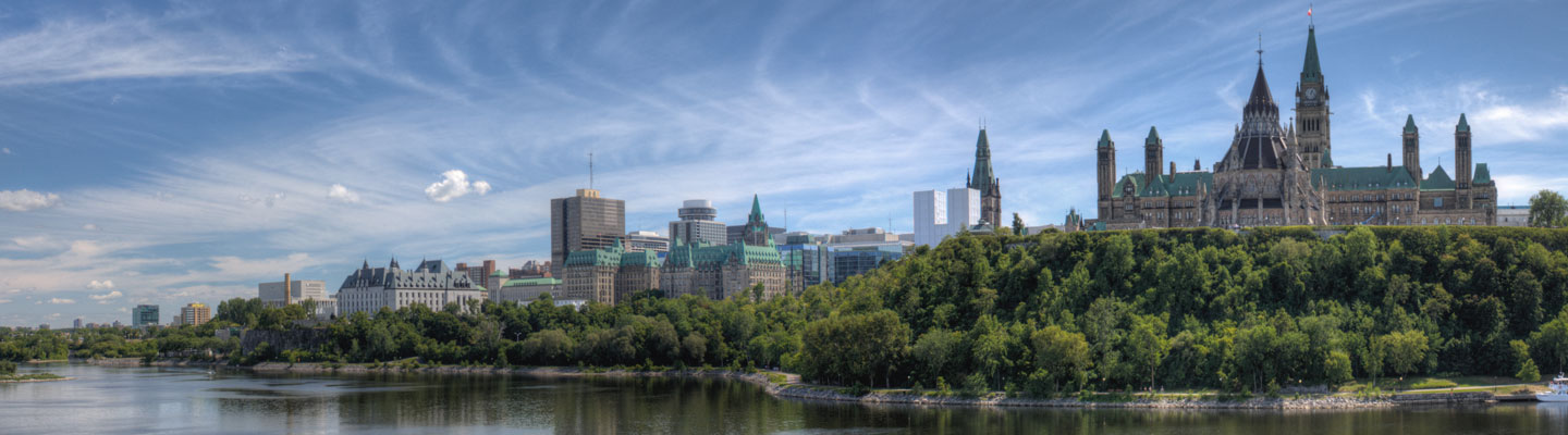 Image panoramique de la Colline du Parlement à Ottawa