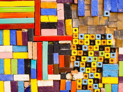 Image de blocs rectangulaires et circulaires multicolores superposés les uns sur les autres