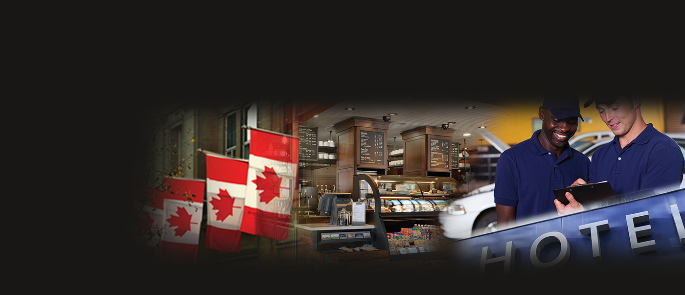 Drapeaux canadiens, comptoir d’un café, deux techniciens automobiles et enseigne d’un hôtel